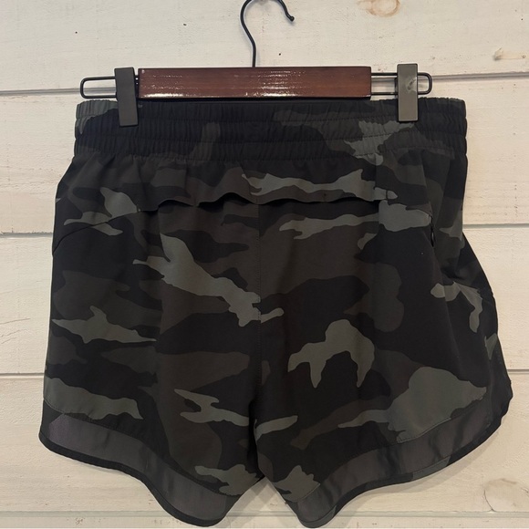 Athleta Mesh Racer Run Short 
Women's XS Black
Camouflage Print - Picture 5 of 11